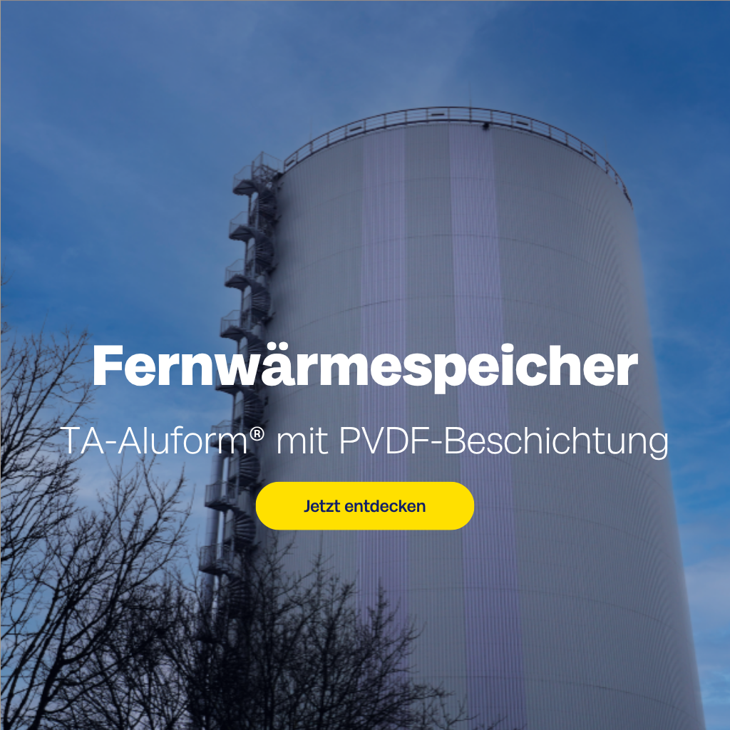 Bild zeigt einen Fernwärmespeicher. Der Text lautet "Fernwärmespeicher - TA-Aluform mit PVDF-Beschichtung". Der Klick auf das Bild öffnet die Referenzseite des Projektes